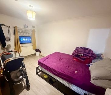 4 bed detached bungalow to rent in Copperfield Avenue, Uxbridge, UB8 - Photo 3