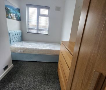 Room in a Shared Flat, Imperial Drive, HA2 - Photo 4
