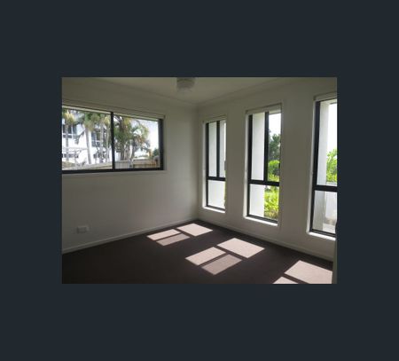 2/6 Lyam Place, Eimeo, Qld 4740 - Photo 3