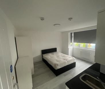 Studio Flat, Colwood Gardens, SW19 - Photo 2