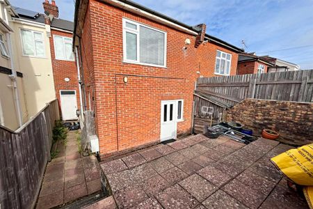 2 bedroom maisonette to rent - Photo 5