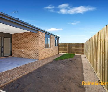 4-bedroom house in Cranbourne East! - Photo 3