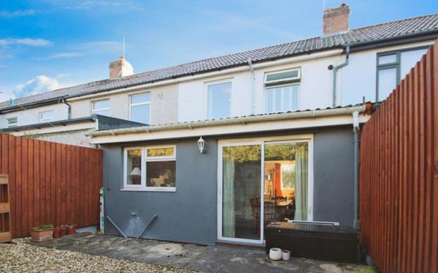Ocean present this fantastic 2 double bedroom, terraced house on Hall Street, Bedminster. Offered on an unfurnished basis with driveway parking. Early viewing is recommended - Photo 1