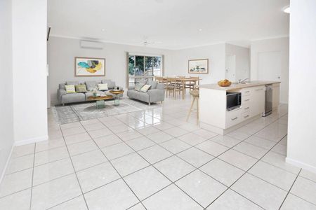 Five Bedrooms - Pool - Outdoor Kitchen - Solar - Double Garage Plus Carport - Photo 3