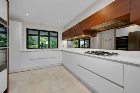 A private contemporary detached house in a fantastic location. - Photo 2