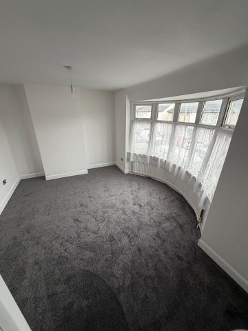 2 Bed Terraced House, Portland Road, LU4 - Photo 2