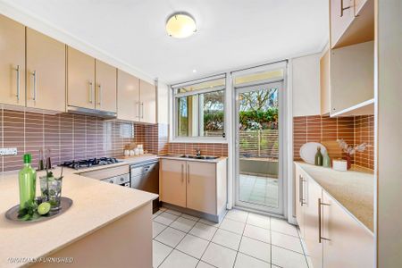 Bright and Sunny Courtyard Apartment - Photo 5