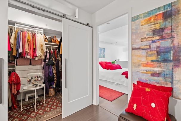 Toronto Furnished Townhouse for Rent - Stunning 2 Bedroom, 3 Bath with City Views and Multi-Level Design - Photo 1
