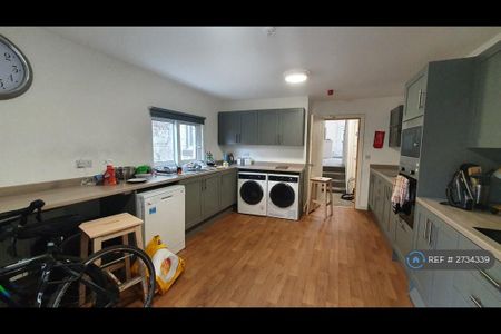 1 bedroom in a house share to rent - Photo 3