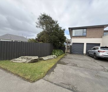 Garaging galore and a sunny and tidy home! - Photo 5