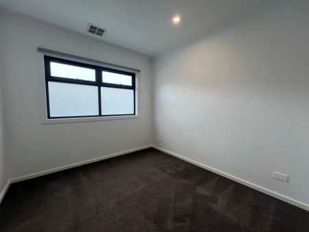 19A Finch Street, Notting Hill VIC 3168 - Townhouse For Rent | Domain - Photo 3