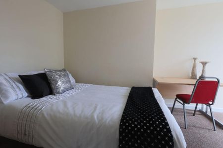 6 bedroom terraced house to rent - Photo 4