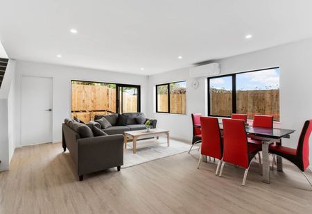 Magnificent in Manurewa - Photo 3