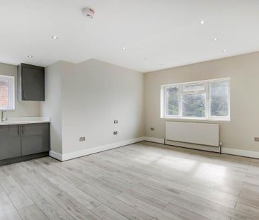 3 bedroom flat to rent - Photo 4