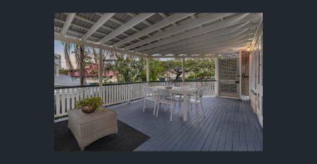 Character-Filled Family Home in the Heart of Woolloongabba - Photo 2