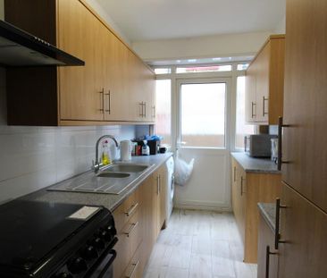 4 bedroom semi-detached house to rent - Photo 6