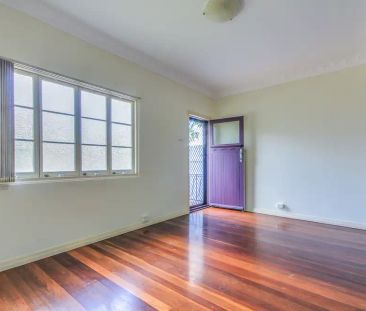 “This recently renovated duplex will not last long! Located conveni... - Photo 2