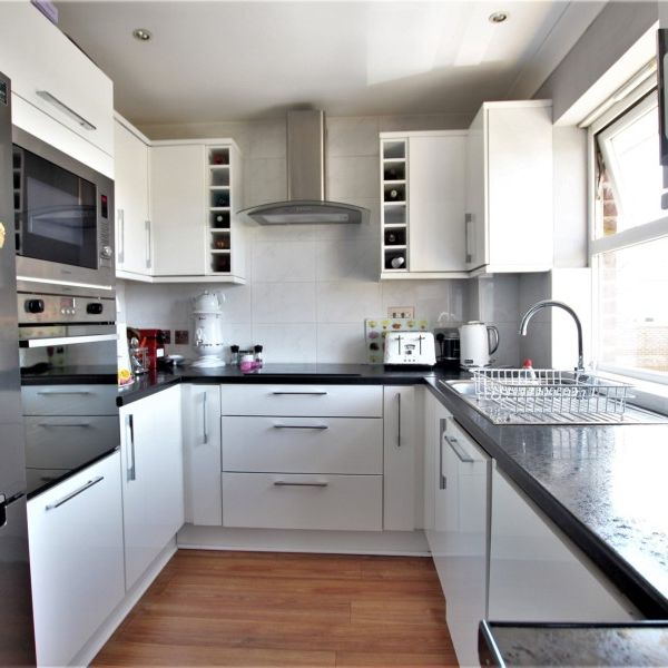 Barker Road, Chertsey - 2 bedrooms Property for lettings - Seymours - Photo 1