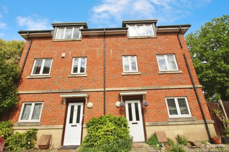 4 bed town house to rent in Academy Place, Isleworth, TW7 - Photo 4