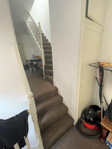 1 bedroom in a flat share to rent - Photo 5