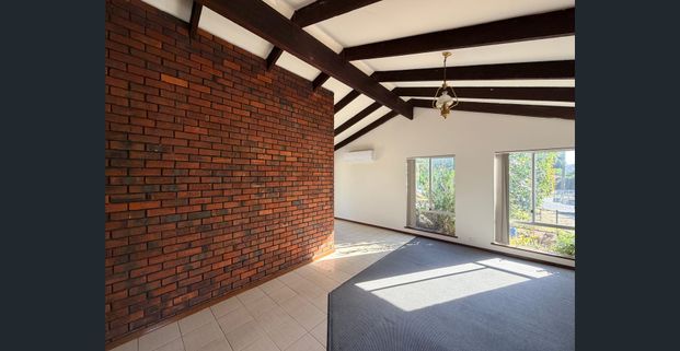 Character Home in Carine with Modern Kitchen & Parkside Living! - Photo 1