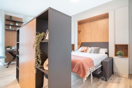 Monolocale completamente ammobiliato con loggia - Photo 5