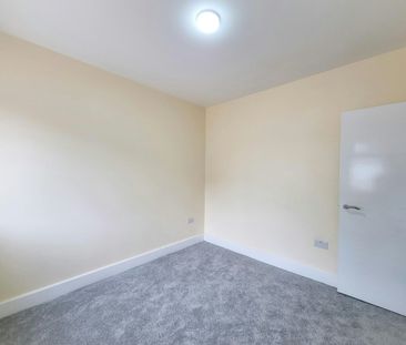 Flat to rent on - Photo 1