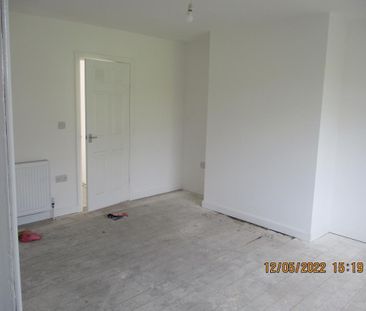 3 bedroom end of terrace house to rent - Photo 2