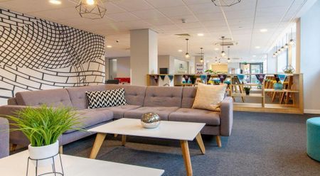 1 bedroom in a flat share to rent - Photo 2