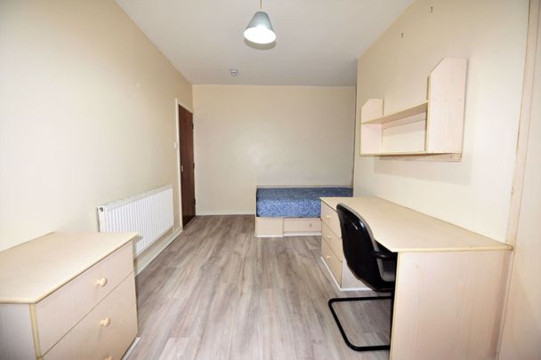 2 bedroom Flat in Flat 1, Leeds - Photo 1