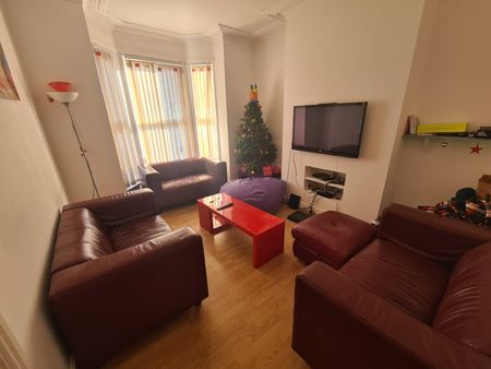 6 Bed - 12 Ashville View, Hyde Park, Leeds - LS6 1LT - Student - Photo 5
