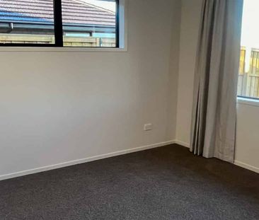 Spacious 4 Bedroom in Acland Park - Photo 1