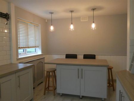 3 bedroom semi-detached bungalow to rent - Photo 2