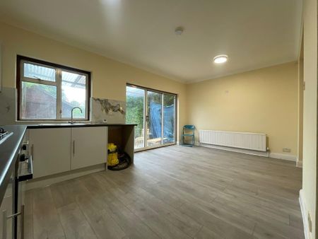 4 bedroom semi-detached house to rent - Photo 4