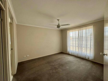 Bright and Spacious Townhouse - Photo 2