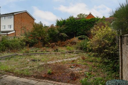 Sharon Close, Epsom - Photo 3