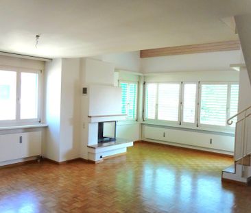 Charmante 2.5-Zimmer-Duplex-Wohnung mit Kamin in Allschwil mit Lift - Photo 2