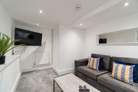 1 bedroom in a house share to rent - Photo 2