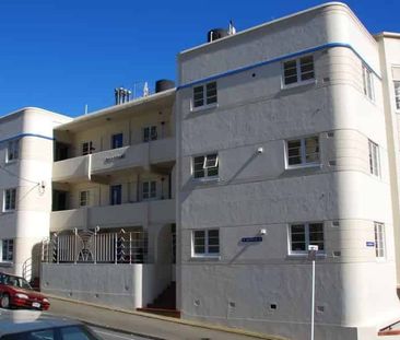 SMARTLY PRESENTED ART DECO APARTMENT: - Photo 5