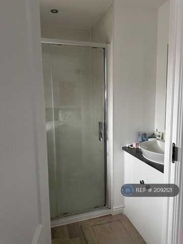 4 bedroom detached house to rent - Photo 5