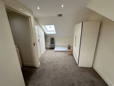 four bedroom first floor flat high road ilford- £2400 - Photo 3