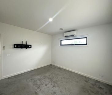 'Stylish and Spacious Townhouse in Oak Park' - For Lease - Photo 4