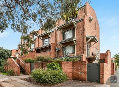 Studio with parkland frontage - Photo 3