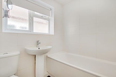 St Philips Avenue, Worcester Park - Photo 4