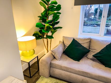 4 Bed Semi-Detached House, Ridgeway Parade, BS5 - Photo 3