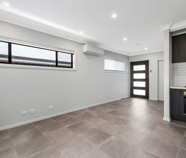 MODERN SELF CONTAINED 1 BEDROOM GRANY FLAT! - Photo 1