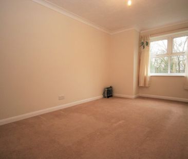 2 Bedroom Flat / Apartment - Pound Road, Aldershot - Photo 5