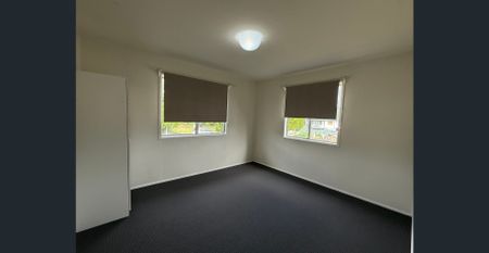 High set home with plenty of space – New carpet and vinyl plank floors - Photo 3