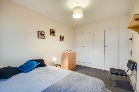 3 bedroom flat to rent - Photo 4