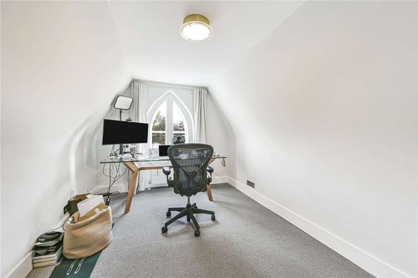 A beautifully presented six bedroom family home on Carlton Hill - Photo 1